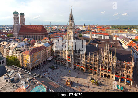 Überblick über Rathaus, Rathaus und Frauenkirche von St. Peter Bell Tower, Marienplatz, München, Bayern, Deutschland, Stockfoto