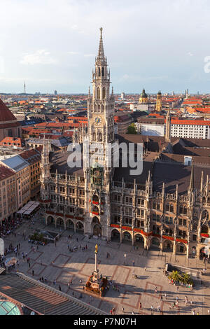 Überblick über Rathaus, Rathaus von St. Peter Bell Tower, Marienplatz, München, Bayern, Deutschland, Stockfoto