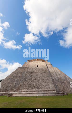 Die hinteren seitlichen Pyramide des Zauberers, Uxmal archäologische Stätte, Yucatan, Mexiko, Stockfoto