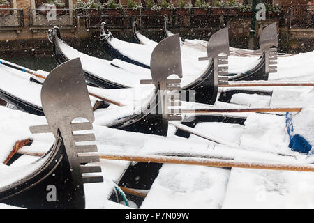 Bogen Eisen' der traditionellen venezianischen Gondeln während einem Schneefall, Orseolo Dock, Venedig, Venetien, Italien Stockfoto