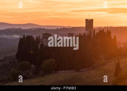 Badia a Passignano bei Sonnenuntergang. Tavernelle Val di Pesa, Florenz Provinz, Toskana, Italien Stockfoto