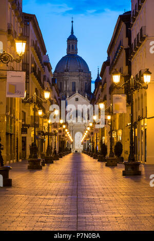 Die Calle Alfonso und die Kathedrale Unserer Lieben Frau von der Säule in der Abenddämmerung. Zaragoza, Aragon, Spanien, Europa Stockfoto