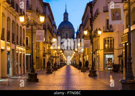 Die Calle Alfonso und die Kathedrale Unserer Lieben Frau von der Säule in der Abenddämmerung. Zaragoza, Aragon, Spanien, Europa Stockfoto