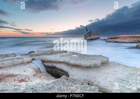 Zypern, Paphos, Coral Bay, den Schiffbruch des Edro III bei Sonnenuntergang Stockfoto