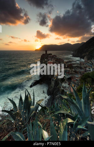 Sonnenuntergang in Vernazza, Cinque Terre, Gemeinde Vernazza Provence, La Spezia, Ligurien, Italien, Europa Stockfoto