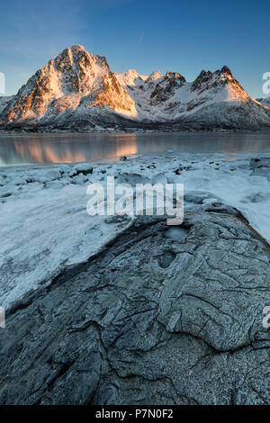 Sonnenaufgang am Austnesfjorden, Gemeinde Vagan, Lofoten Inseln, Norwegen, Europa Stockfoto