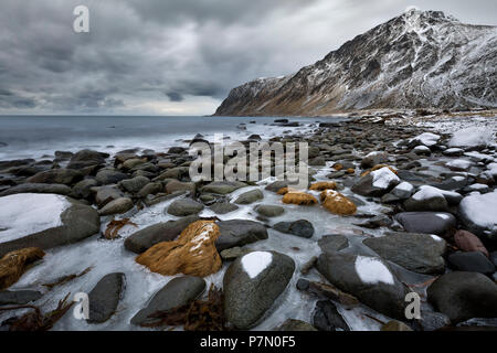 Sea Scape in Vareid whit Hustinden Berg, die Gemeinde von Flakstad, Lofoten Inseln, Norwegen, Europa Stockfoto