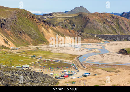 Die landmannalaugar Campingplatz von der Fußweg zum Blahnukur Berg in Landmannalaugar, Landmannalaugar, Fjallabak Nature Reserve, Highlands, Region Süd, Island, Europa, Stockfoto