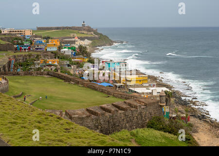 Das alte San Juan vie von Castillo de San Cristobal Stockfoto