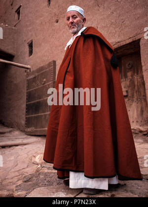 AIT BEN HADDOU, MAROKKO - ca. April 2017: Marokkaner, die traditionelle schließt an das Ksar Ait Ben Haddou Stockfoto