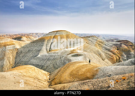 Touristische Wandern am Trail Auf surreale gelben Berge im Desert Park Altyn Emel in Kasachstan Stockfoto