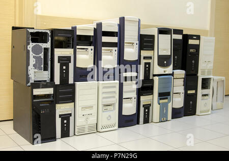 Stapel alte leer Computer Gehäuse Stockfoto