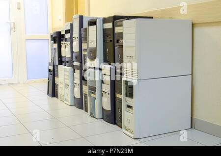 Stapel alte leer Computer Gehäuse Stockfoto