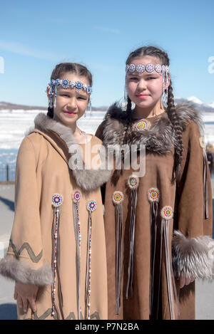 Zwei Chukchi Mädchen in Folk Kleider gegen die Feder arktische Landschaft Stockfoto