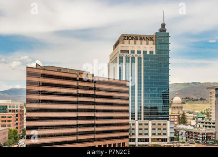 Boise, Idaho, USA - Juni 7, 2018: Downtown Boise Financial District Wolkenkratzer und der Landeshauptstadt. Zions Bank und Wells Fargo Türmen. Stockfoto