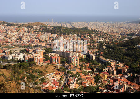Blick auf Barcelona und das Mittelmeer von Tibidabo Hill Stockfoto