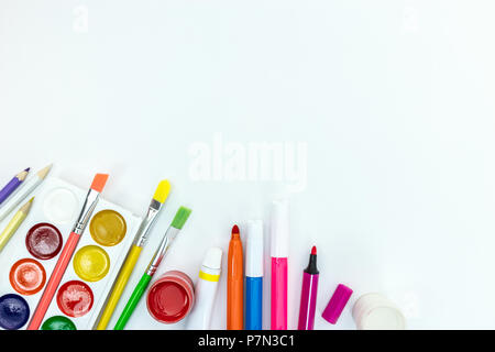 Volksschule eingestellt. Wasserfarben, Pinsel, Stifte auf weißem Hintergrund Stockfoto