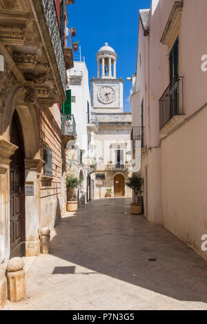 Locorotondo (Apulien, Italien) - Die wunderschöne weiße Stadt in der Provinz von Bari, unter den Top 10 der schönsten Dörfer im Süden Italiens gewählt. Stockfoto
