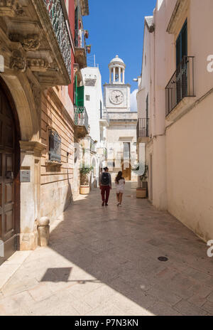Locorotondo (Apulien, Italien) - Die wunderschöne weiße Stadt in der Provinz von Bari, unter den Top 10 der schönsten Dörfer im Süden Italiens gewählt. Stockfoto