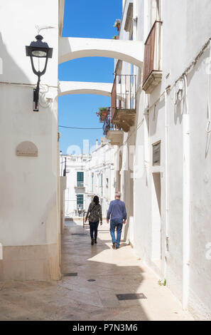 Locorotondo (Apulien, Italien) - Die wunderschöne weiße Stadt in der Provinz von Bari, unter den Top 10 der schönsten Dörfer im Süden Italiens gewählt. Stockfoto