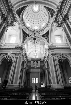 Locorotondo (Apulien, Italien) - Die wunderschöne weiße Stadt in der Provinz von Bari, unter den Top 10 der schönsten Dörfer im Süden Italiens gewählt. Stockfoto