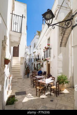 Locorotondo (Apulien, Italien) - Die wunderschöne weiße Stadt in der Provinz von Bari, unter den Top 10 der schönsten Dörfer im Süden Italiens gewählt. Stockfoto