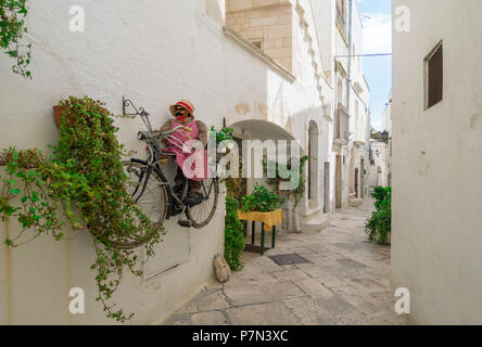 Locorotondo (Apulien, Italien) - Die wunderschöne weiße Stadt in der Provinz von Bari, unter den Top 10 der schönsten Dörfer im Süden Italiens gewählt. Stockfoto