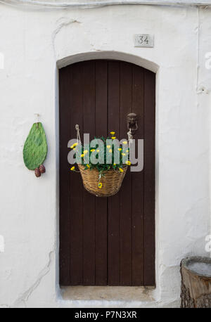 Locorotondo (Apulien, Italien) - Die wunderschöne weiße Stadt in der Provinz von Bari, unter den Top 10 der schönsten Dörfer im Süden Italiens gewählt. Stockfoto