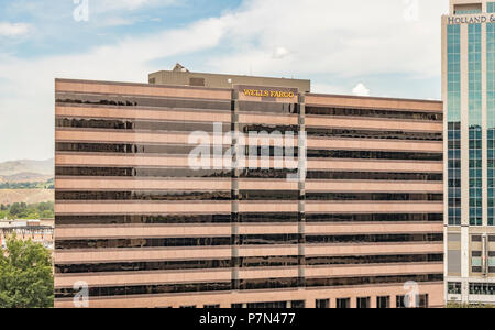 Boise, Idaho, USA - Juni 7, 2018: Wells Fargo Tower, Downtown Boise Financial District Wolkenkratzer an einem Sommernachmittag. Stockfoto