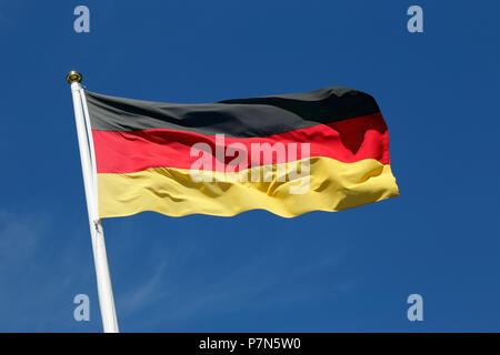Nahaufnahme der fag von Deutschland gegen den blauen Himmel. Stockfoto