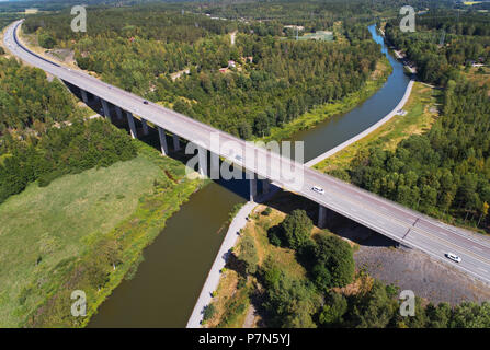 Norsholm, Schweden - Juli 5, 2018: Luftaufnahme der Norholm Brücke (348 m lang, 22 m hoch) mit der Autobahn E4 die Gota canal kreuzen. Stockfoto