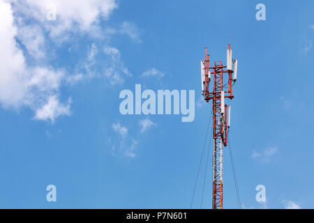 Technologie auf der Oberseite der Telekommunikation GSM (5G, 4G) Turm mit kopieren. Handy Antennen auf dem Dach des Gebäudes Stockfoto