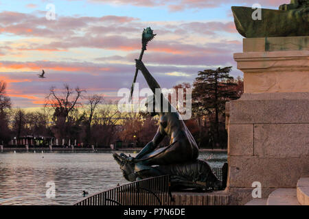 See innerhalb des Parque del Buen Retiro Park der angenehmen Rückzugsort" in Madrid, Spanien Stockfoto