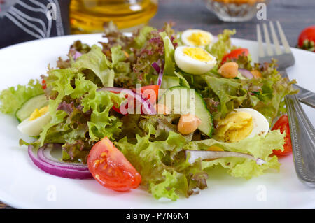 Licht Sommer Salat mit frischem Gemüse, Grüns, Wachteleier und Kichererbsen. Vegetarisches Gericht. Die richtige Ernährung. Close-up. Stockfoto