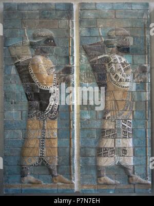 Achämenidischen Reiches. Fries der Bogenschützen, Ca. 510 v. Chr.. Palast von Darius I, Susa. Iran (Persien). Detail. Glasierten Ziegeln. Royal Guard mit Bogen und Lanzen. Louvre Museum. Paris, Frankreich. Stockfoto