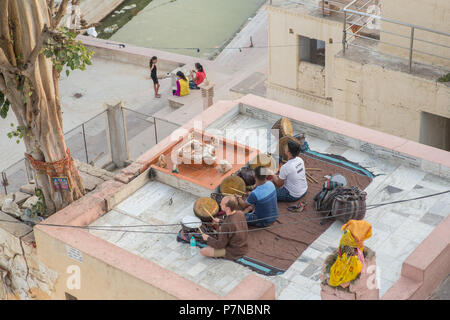 Gruppe der Touristen mit einem Musiklehrer in Pushkar, Indien, während des Sonnenuntergangs. Stockfoto