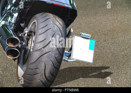 Nahaufnahme eines großen Reifen eines modernen Motorrad geparkt. Stockfoto