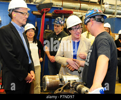 281 - sek Arbeit Badewanne . Badewanne, Maine - 5/27/15 - Die US-Staatssekretär für Arbeit, Thomas Perez und US-Senatorin Susan Collins (R-Maine) sprechen Sie mit Derek Farrington von Brunswick, Maine, Lehrling in der Trades Learning Center bei Bath Iron Works. Farrington ist Lernen ein Prozess namens "Ende Vorbereitung." Die Delegation besuchte Badewanne und Portsmouth Naval Shipyard in Kittery Mittwoch, privaten und öffentlichen Partnerschaften für die Lehrlingsausbildung in der maritimen Industrie zu fördern. Stockfoto