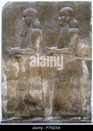 Hochadel oder Mitglieder des königlichen Haushalts, Relief. 8. Jahrhundert. BC. Palast von Sargon II. von Assyrien. Khorsabad, Irak. Louvre Museum. Paris, Frankreich. Stockfoto