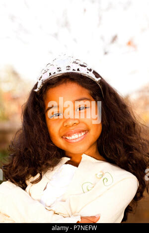 Süße kleine Mädchen lächelnd trägt eine Tiara. Stockfoto