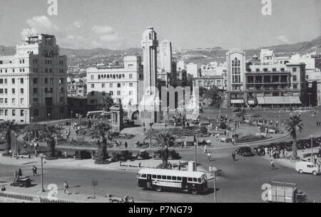 Islas Canarias. Santa Cruz de Tenerife. Guagua circulando por la Plaza de España ante el Monumento a los Caídos en la Guerra Civil. Años 1950. Stockfoto