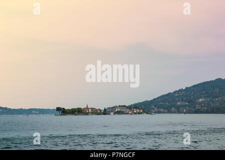 Romantische Ansicht der Borromäischen Inseln bei Sonnenuntergang in den Lago Maggiore, Piemont Stockfoto