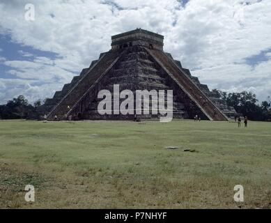 CASTILLO O PIRAMIDE DE KULKUCAN CON EL CIELO LLENO DE NUBES. Lage: PIRÁMIDE KUKULKAN, CHICHEN ITZA, CIUDAD DE MEXICO. Stockfoto