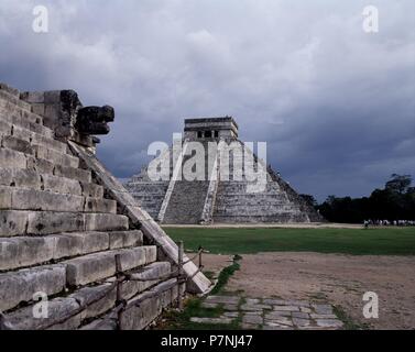 TEMPLO DE KUKULCAN O PIRAMIDE DE KUKULCAN TAMBIEN CONOCIDO POR EL NOMBRE DEL CASTILLO CON LA PLATAFORMA DE VENUS A LA IZQUIERDA. Lage: PIRÁMIDE KUKULKAN, CHICHEN ITZA. Stockfoto