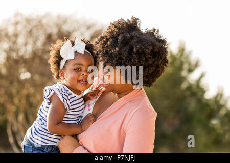 Afrikanische amerikanische Mutter ihre Tochter Holding. Stockfoto