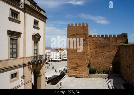 PLAZA MAYOR: FORO DE LOS BALBOS Y TORRE DE LA YERBA (S. XII). Stockfoto