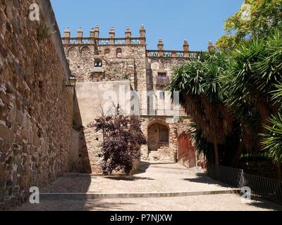 MUSEO DE CACERES. PALACIO DE LAS VELETAS Y CASA DE LOS CABALLOS. EN LA PLAZA DE LAS VELETAS. CACERES, EXTREMADURA. Stockfoto