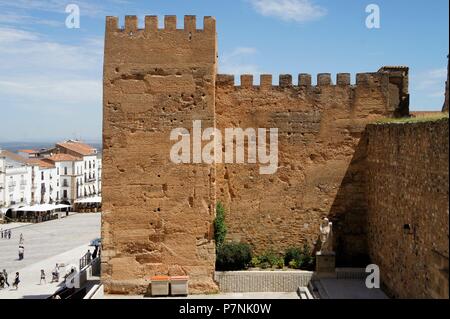 PLAZA MAYOR: FORO DE LOS BALBOS Y TORRE DE LA YERBA (S. XII). Stockfoto