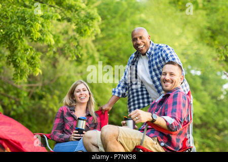 Gruppe von Freunde lachen und reden. Stockfoto