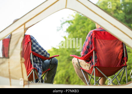 Freunde sprechen und Camping. Stockfoto